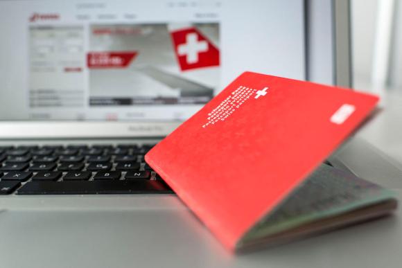 パソコンに置かれたスイスのパスポート