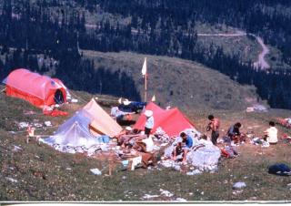 アルピグレンの牧草地に設営されたベースキャンプ。写真左奥の赤いテントは寝室として、その右側の黄色のテントは食糧庫として使われた