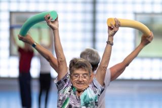 「プロ・セネクトゥーテ」のフィットネスコースで運動する年配の女性たち