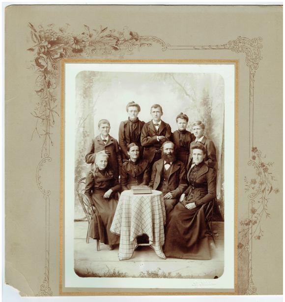 Ein altes Familienphoto in schwarz-weiss.
