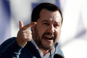 Matteo Salvini fazendo sinal de pistola com as mãos