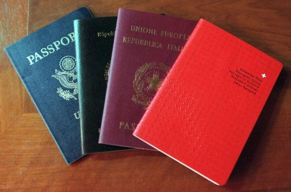 Quatre passeports, dont un suisse