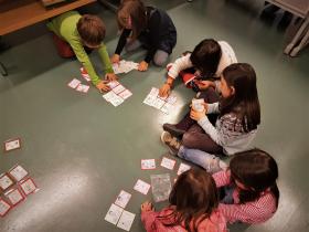 Crianças brincando com jogos pedagógicos