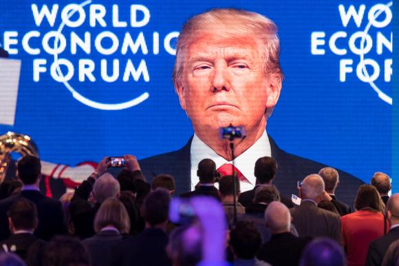 ダボス会議のスクリーンに映るトランプ米大統領