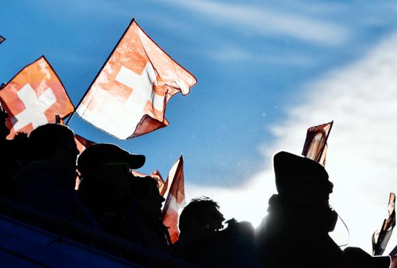 eleitores suíços com bandeiras trremulando