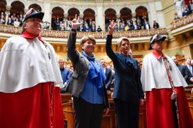 Deux femmes prêtent serment au Parlement suisse