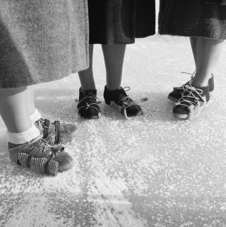 薄い巻物で覆われた靴と女性の脚