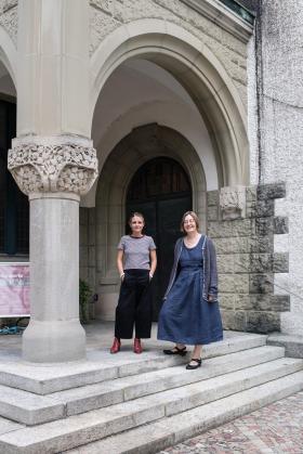 Franziska Huber und Beatrice Tobler vor der Berner Pauluskirche