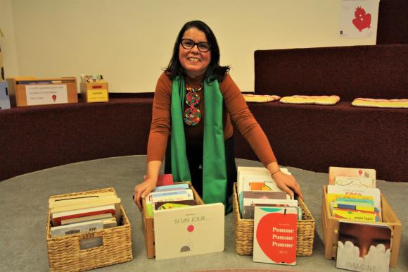Mariana Mendes posa com livros infantis na biblioteca de Nyon