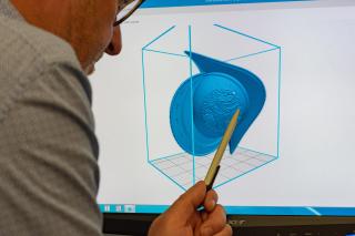 Computer-Illustration des 3D-Drucks des neuen Helms der Schweizergarde