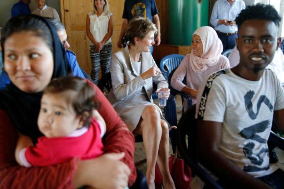 La conseillère fédérale Simonetta Sommaruga discute avec une femme