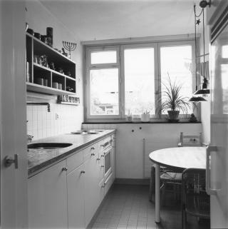 Cuisine agencée dans un appartement en 1990