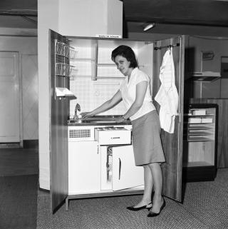 Une femme devant une armoire cuisine en 1965