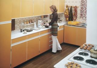 Une cuisine agencée style années 70 en jaune