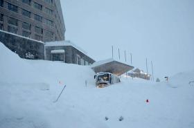 雪に埋まったホテルエントランス前とバス