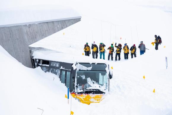 雪に埋もれたバス