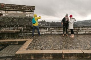 尖塔の上で写真を撮る３人の日本人観光客