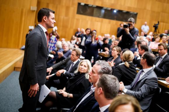 Pierre Maudet se dirige al auditorio