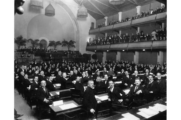 صورة بالأبيض والأسود لاجتماع الوفود الأعضاء في عصبة الأمم في جنيف سنة 1920