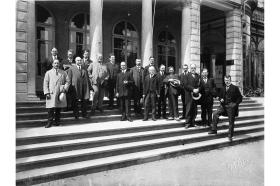 Foto de archivo de un grupo de hombres ante la sede de la SdN.