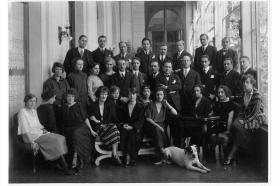Foto de archivo en la que posan hombrey y mujeres empleados de la SDN.
