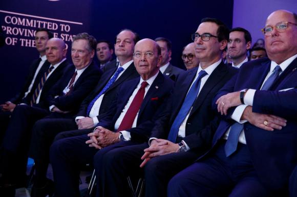 hombres con traje y corbata sentados en una conferencia