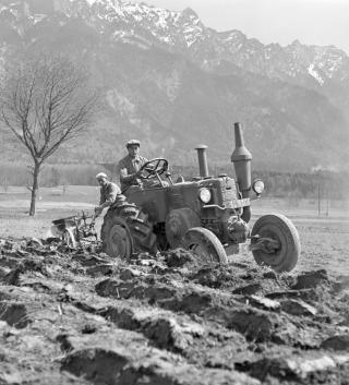 Hombre en tractor en el campo