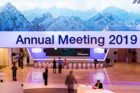 Pancarta reunión anual 2019 del Foro de Davos