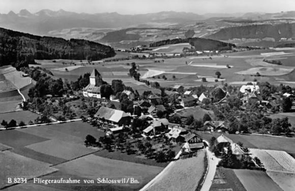 Bild in schwarz/weiss von Schlosswil aus der Luft