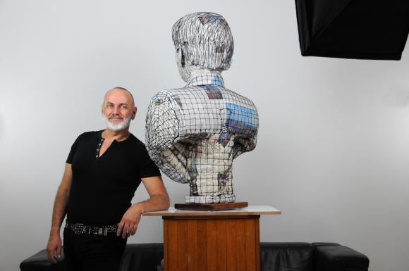 O artista Marcelot ao lado do busto que fez de Bolsonaro