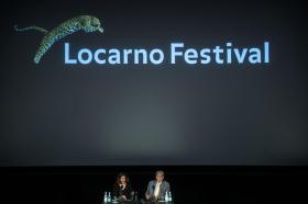 Hinstin e Marco Solari, presidente do Festival de Locarno, sob uma tela de cinema