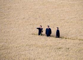 El presidente chino, Xi Jinping (centro), visita una granja al noreste de China,