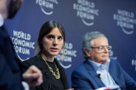 Gabriela Saade y y Moisés Naím sentados en el Foro de Davos