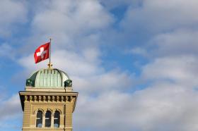 Una bandera Suiza flota sobre la torre del Palacio Federal