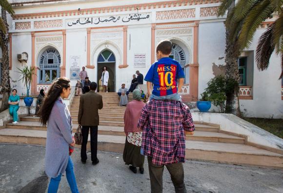 أناس أمام أحد المشافي في المغرب