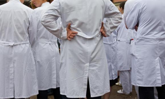 Médecins en blouses blanches