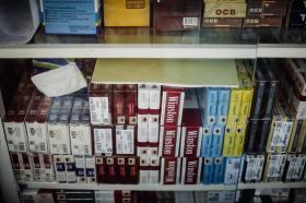 paquetes de cigarrillos apilados en un estante