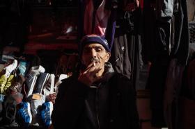 Un homme fume une cigarette