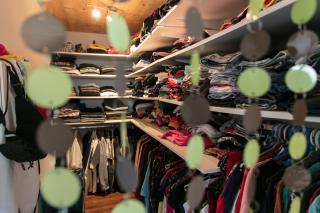 Blick in das Voll gestopfte Ankleidezimmer