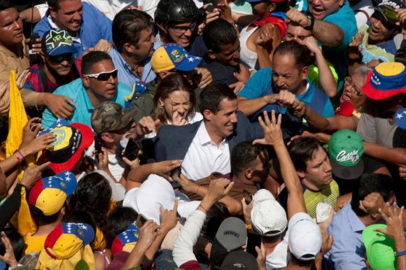 el venezolano Juan Guaidó rodeado de seguidores