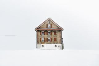 Chalet avec volets rouges