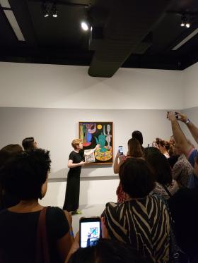 Mulher apresentando uma pintura
