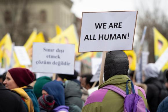 Une manifestation pour les requérants d asile à Berne, un homme porte un panneau we are all human
