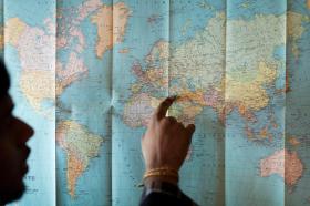 Un requérant d asile montre un lieu sur une carte du monde