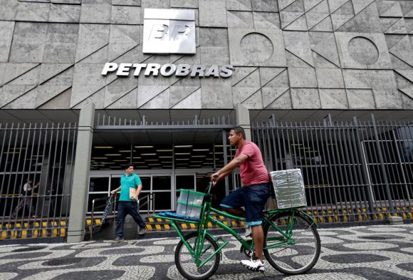 Ciclista passa em frente à sede da Petrobras