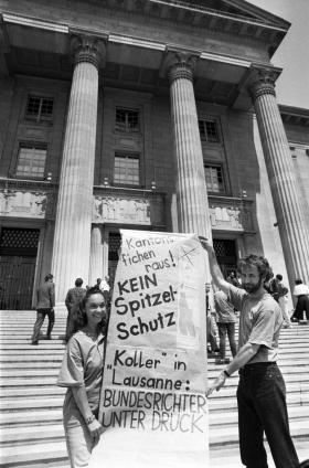 Manifestantes de 1990 em frente ao tribunal federal em Lausanne
