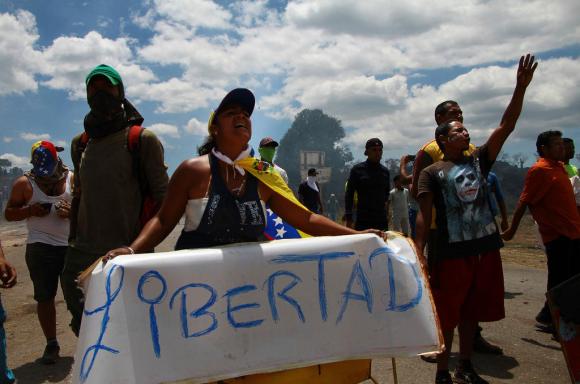 Una mujer clama “libertad” para Venezuela desde la frontera brasileña con ese país.