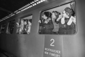 電車の窓から顔を出す女性たち