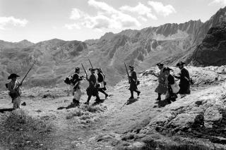 Männer in Uniformen des 18. Jahrhunderts auf einem Alpenpass