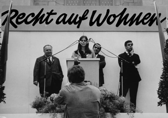 Studentin Claudia Honegger hält 1969 in Zürich als erste Frau eine 1. Mai-Rede